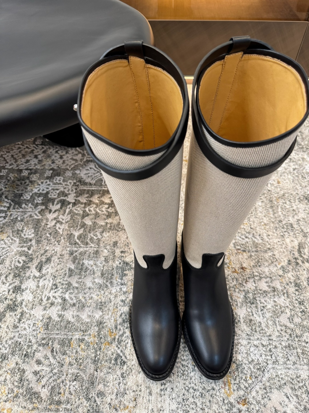 NO:439378,New product ★Fabric calfskin Inner Diverse cowhide leather Sole Double cowhide outsole Elegant style Create a different feeling Heel height 2.8 cm Special packaging Simple and elegant style!  Top show bdetails in the market ———————————— ⊿size. ｜35-40 (40 41 42 customization), boots, boots, cowhide19860909新品 ★面料 小牛皮 内里 透染牛皮 鞋底 双牛皮大底 优雅风格 创造不一样的感觉 跟高 2.8 cm 专柜包装 简约气质款式！ 市场顶级 show bdetails ————————————  ⊿size. ｜35-40（40 41 42定制）,靴子,boots,cowhide,Women's Shoes