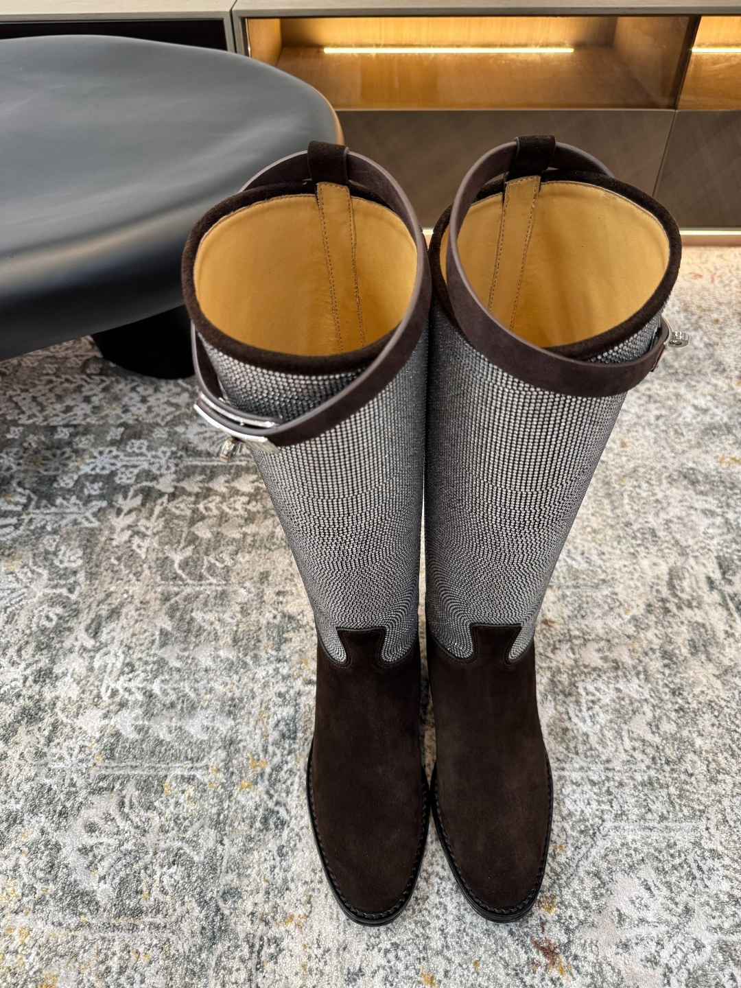 NO:439383,New product ★Fabric, cow velvet, inner, dyed cowhide, sole, double cow skin sole, elegant style, create a different feeling, heel height 2.8 cm, counter packaging, simple and elegant style!  Top show bdetails in the market ———————————— ⊿size. ｜35-40 (40 41 42 customization), boots, boots, cowhide19860909新品 ★面料 牛反绒 内里 透染牛皮 鞋底 双牛皮大底 优雅风格 创造不一样的感觉 跟高 2.8 cm 专柜包装 简约气质款式！ 市场顶级 show bdetails ————————————  ⊿size. ｜35-40（40 41 42定制）,靴子,boots,cowhide,Women's Shoes