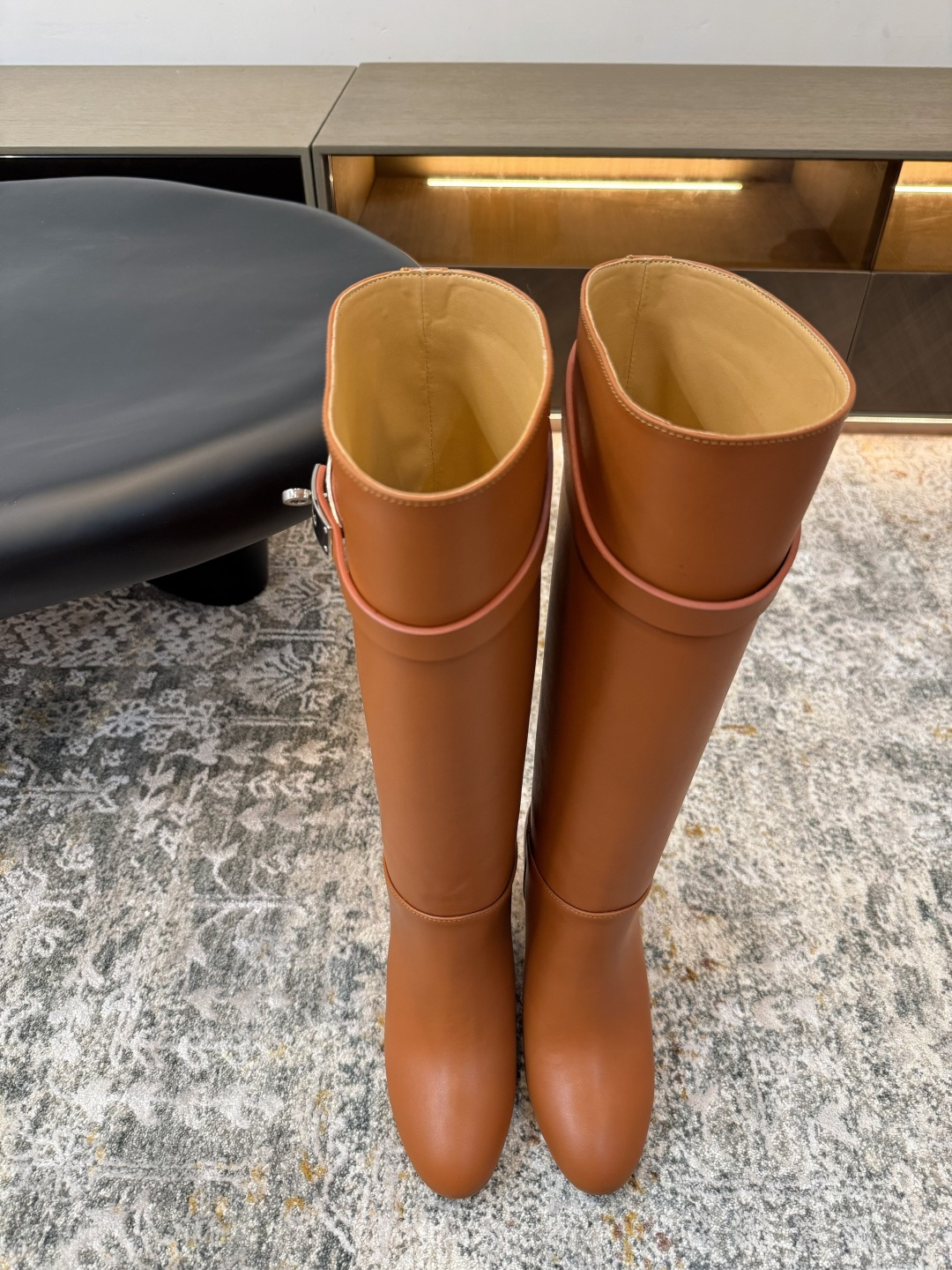 NO:439389,New product ★Fabric calfskin Inner Diverse cowhide leather Sole Double cowhide outsole Elegant style Create a different feeling Heel height 7 cm Special packaging Simple and elegant style!  Top show bdetails in the market ———————————— ⊿size. ｜35-40 (40 41 42 customization), boots, boots, cowhide19860909新品 ★面料 小牛皮 内里 透染牛皮 鞋底 双牛皮大底 优雅风格 创造不一样的感觉 跟高 7 cm 专柜包装 简约气质款式！ 市场顶级 show bdetails ————————————  ⊿size. ｜35-40（40 41 42定制）,靴子,boots,cowhide,Women's Shoes