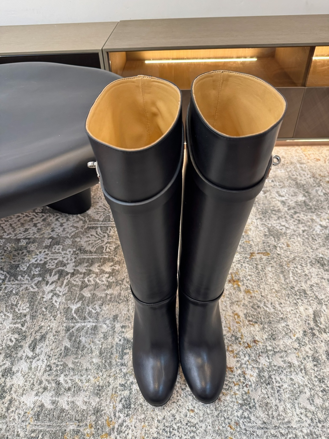 NO:439395,New product ★Fabric calfskin Inner Diverse cowhide leather Sole Double cowhide outsole Elegant style Create a different feeling Heel height 2.8 cm Special packaging Simple and elegant style!  Top show bdetails in the market ———————————— ⊿size. ｜35-40 (40 41 42 customization), boots, boots, cowhide19860909新品 ★面料 小牛皮 内里 透染牛皮 鞋底 双牛皮大底 优雅风格 创造不一样的感觉 跟高 2.8 cm 专柜包装 简约气质款式！ 市场顶级 show bdetails ————————————  ⊿size. ｜35-40（40 41 42定制）,靴子,boots,cowhide,Women's Shoes