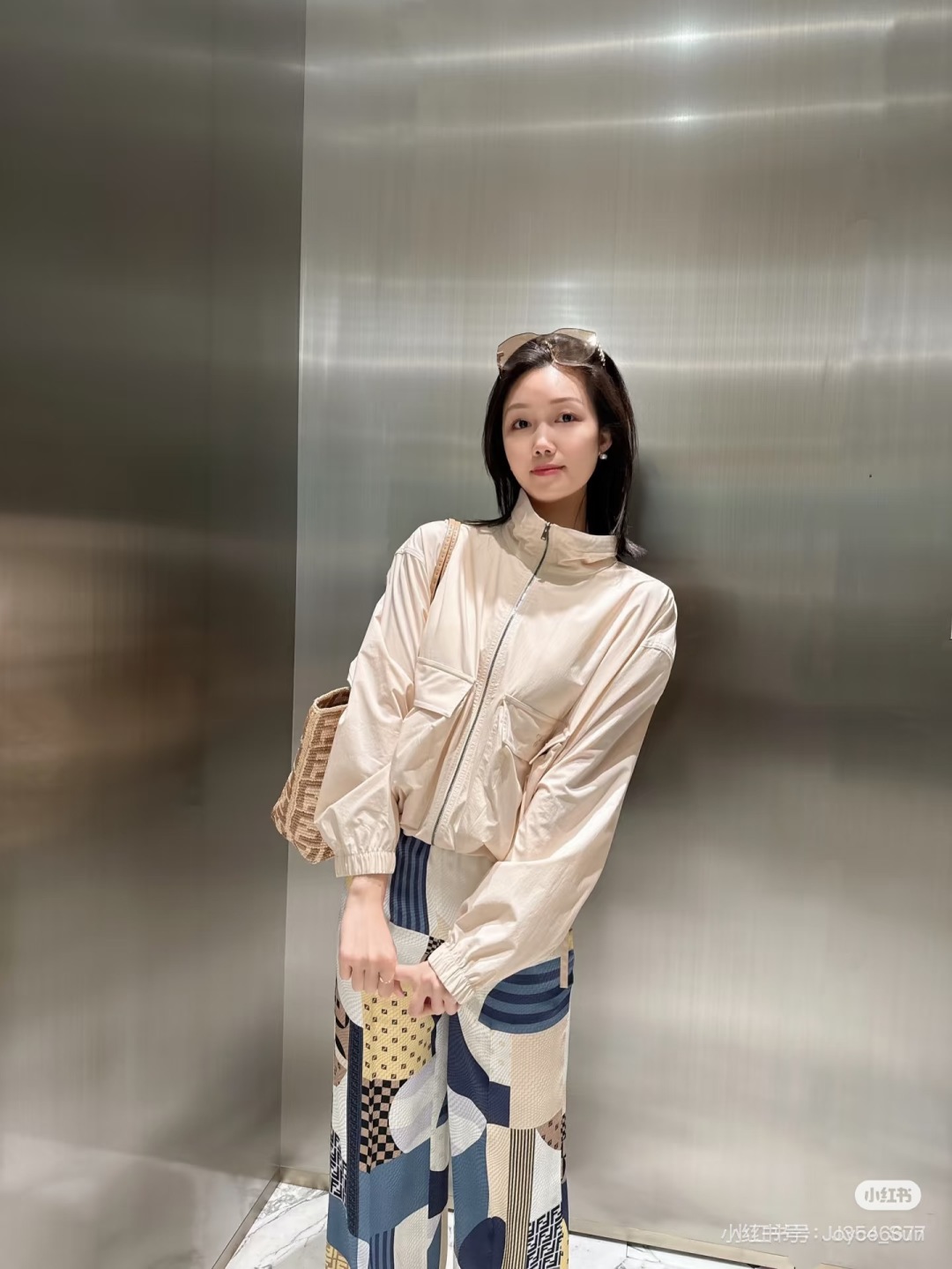 Fashion Update: Eco-Friendly Nylon Shorts with Embroidered Logo and Monochrome Design - 图片 2
