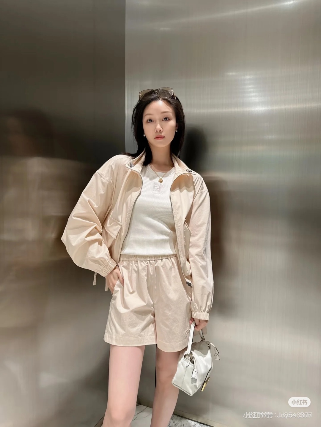 Fashion Update: Eco-Friendly Nylon Shorts with Embroidered Logo and Monochrome Design - 图片 1