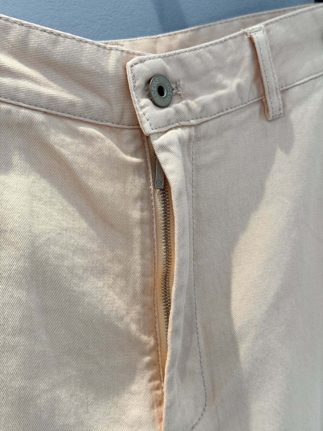 “LoEW Retro-Logo Cowboy Suit: Customized Female Suit with Unique Design, Comfortable Cotton Material, and Fashionable Details” - 图片 4
