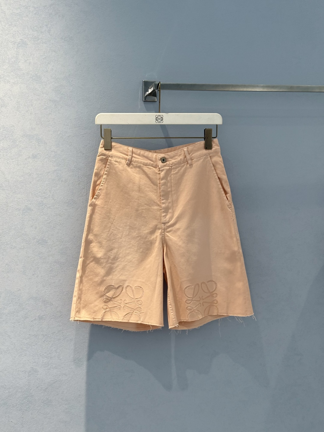 “LoEW Retro-Logo Cowboy Suit: Customized Female Suit with Unique Design, Comfortable Cotton Material, and Fashionable Details” - 图片 3