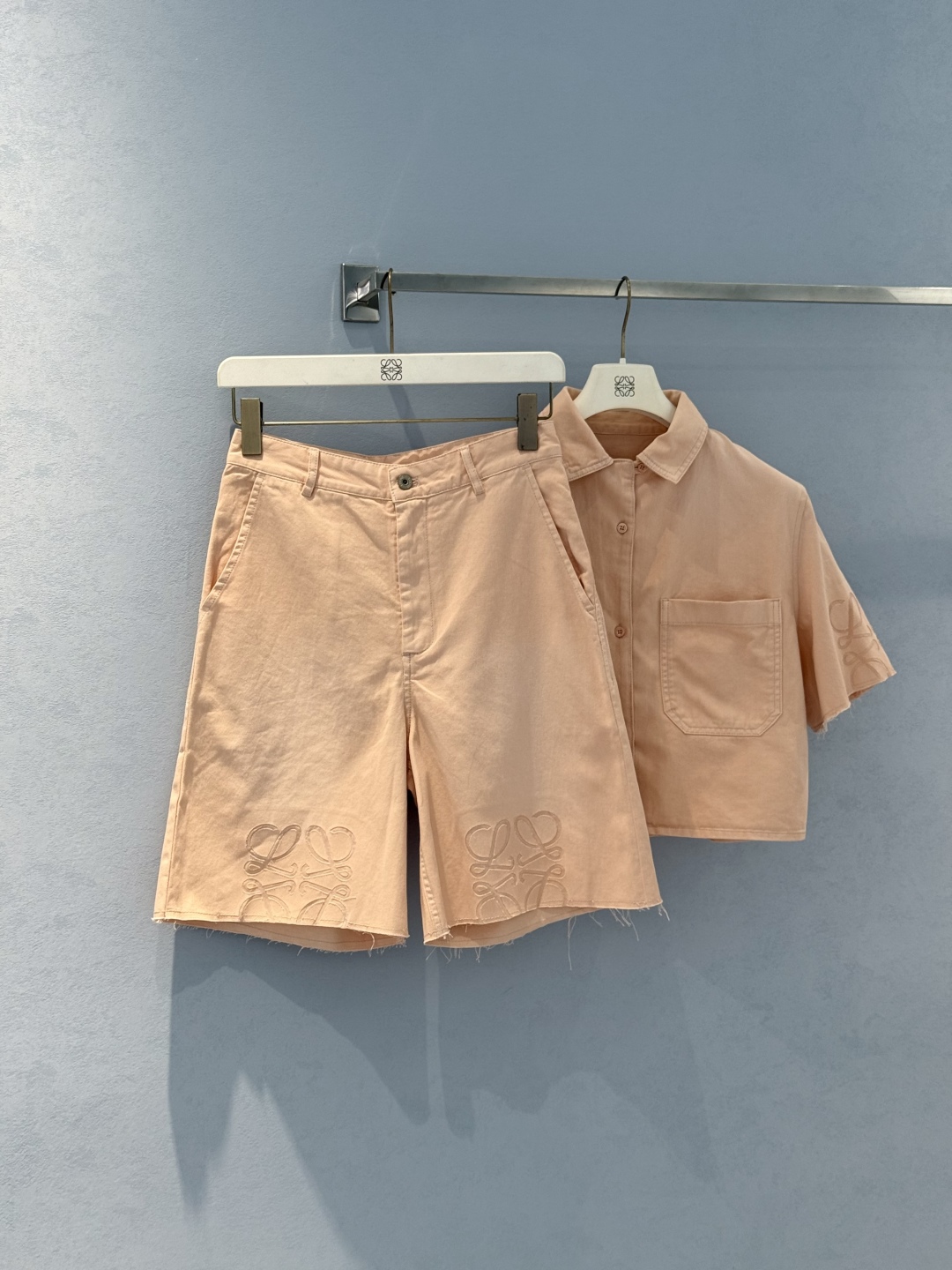 “LoEW Retro-Logo Cowboy Suit: Customized Female Suit with Unique Design, Comfortable Cotton Material, and Fashionable Details” - 图片 1