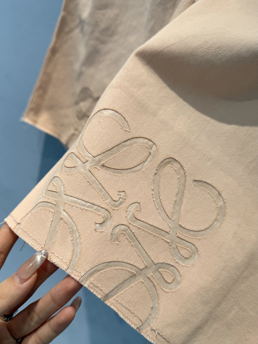“LoEW Retro-Logo Cowboy Suit: Customized Female Suit with Unique Design, Comfortable Cotton Material, and Fashionable Details” - 图片 7