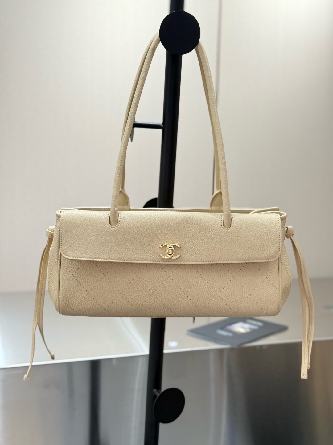 El mismo bolso baguette con guijarros de la estrella 26S❤️ ¡La forma baguette es una de las favoritas entre los amantes…
