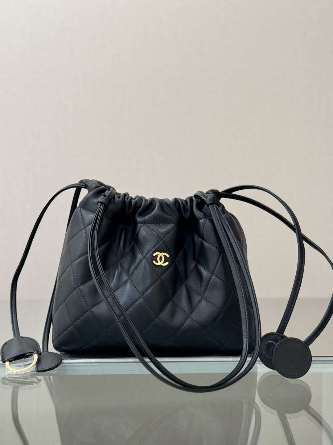 Ha llegado el nuevo bolso de la suerte 26s ~ El bolso negro con cordón de diamantes parece discreto a primera vista😌El…