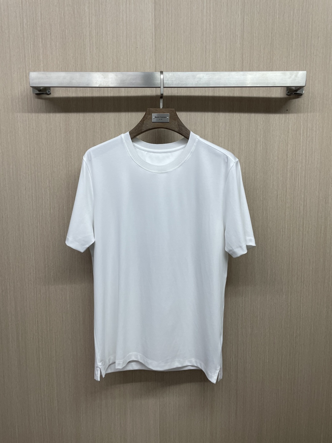 NO:827635,High-end Ermenegildo Zegna style mercerized cotton short-sleeved T-shirt. High-end mercerized cotton fabric is selected, which is delicate and smooth, with high-grade luster. It is different from ordinary cotton. It feels soft and breathable. The upper body is draped and stylish, not sweaty or sticky, and is versatile and durable in all seasons. High-definition knitted round neck technology, tightly knitted seams, strong elasticity that is not easy to loosen or deform, and does not collapse after long-term wear. It fits the neck line, is comfortable and does not tighten the skin, is simple and elegant.  The finishing touch is the brand design details, the iconic exclusive shape design of the back collar, a low-key replica of light luxury aesthetics, a niche style that does not conflict with the style, full of details, and a basic model that can be distinguished at a glance. The overall neat and slim fit, simple and elegant tailoring, can be easily controlled for business commuting and daily leisure. The pure color minimalist texture can be worn inside or outside, with an Italian low-key gentleman's style, a high-quality single item for men. Men's clothing, zegna, T-shirt, tees, t-shirt,19860909高版 杰尼亚风丝光棉短袖T恤 甄选高端丝光棉面料,细腻柔滑、光泽高级,区别普通棉质,手感软糯透气,上身垂坠有型,不闷汗、不粘身,四季百搭耐穿. 高定针织圆领工艺,紧密针织锁边,弹力扎实不易松垮、不易变形,久穿不变塌,贴合颈部线条,舒适不勒肤,简约又显贵. 点睛品牌设计细节,后领标志性专属造型设计,低调复刻轻奢美学,小众不撞款,细节拉满,一眼区别基础款. 整体利落修身版型,剪裁简约大气,商务通勤、日常休闲都能轻松驾驭.纯色极简质感,内搭外穿皆可,自带意式低调绅士格调,男士高品质刚需单品.,男装,zegna,T-shirt,tees，t-shirt,,Women's clothing