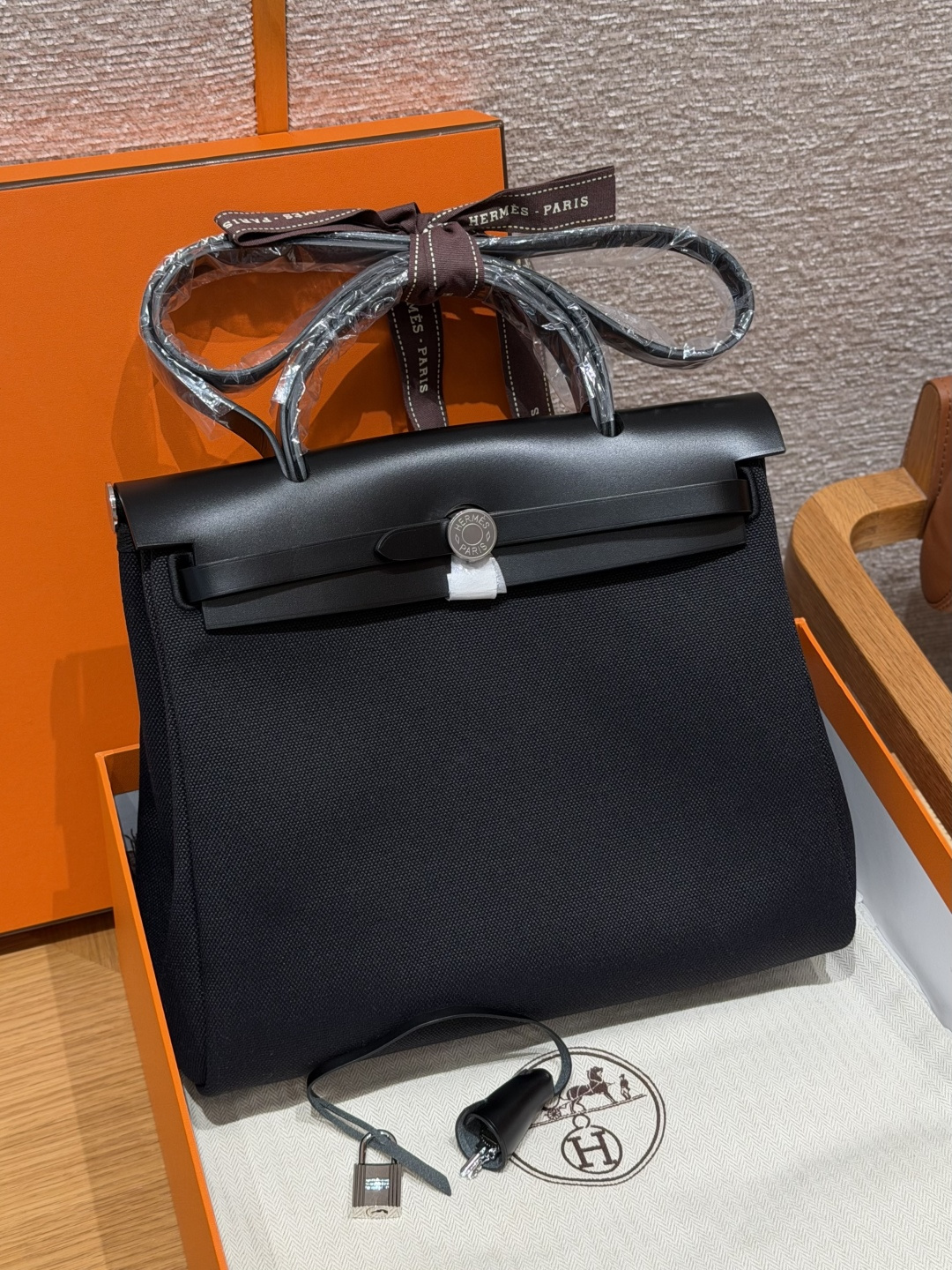 Herbag canvas and leather saddle nail lock foldable handle shoulder strap