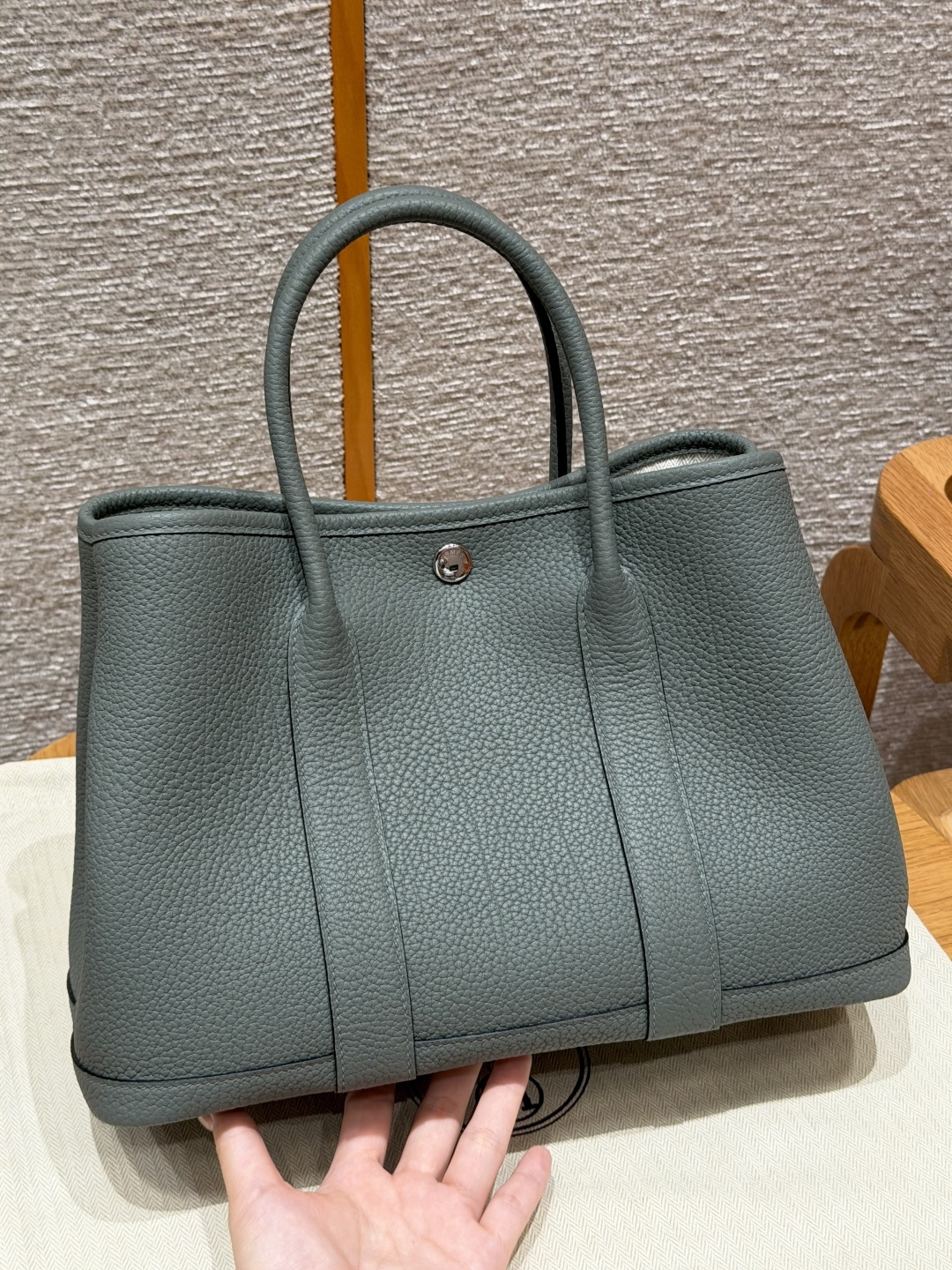 Sac de jardin 30cm vert amande cuir de vachette fermoir argent sac à main