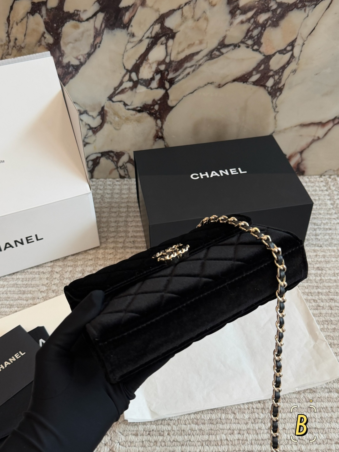  💰260包邮 配盒

size：19*10cm
小香家 23kelly手机包 
这个包型就是一整个爱住
小Kelly 香奶奶/精致可爱/
可以放手机
可以手拎可以斜挎
还是鱼子酱牛皮太完美了！