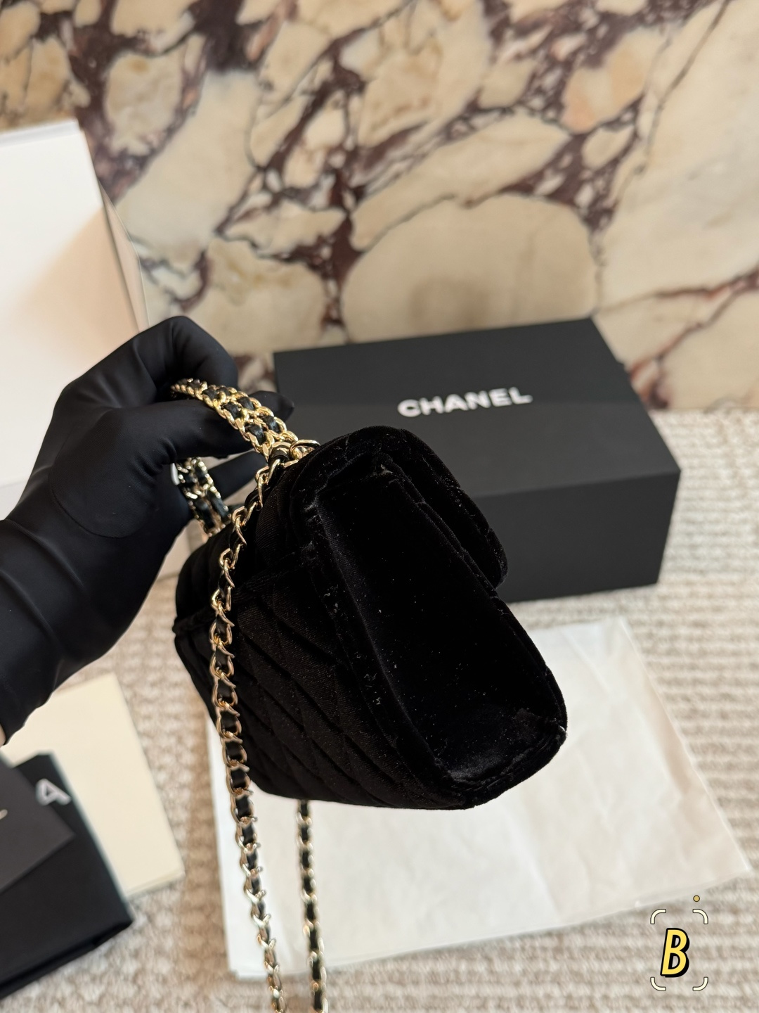  💰260包邮 配盒

size：19*10cm
小香家 23kelly手机包 
这个包型就是一整个爱住
小Kelly 香奶奶/精致可爱/
可以放手机
可以手拎可以斜挎
还是鱼子酱牛皮太完美了！