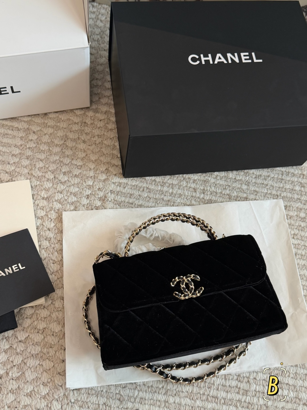  💰260包邮 配盒

size：19*10cm
小香家 23kelly手机包 
这个包型就是一整个爱住
小Kelly 香奶奶/精致可爱/
可以放手机
可以手拎可以斜挎
还是鱼子酱牛皮太完美了！