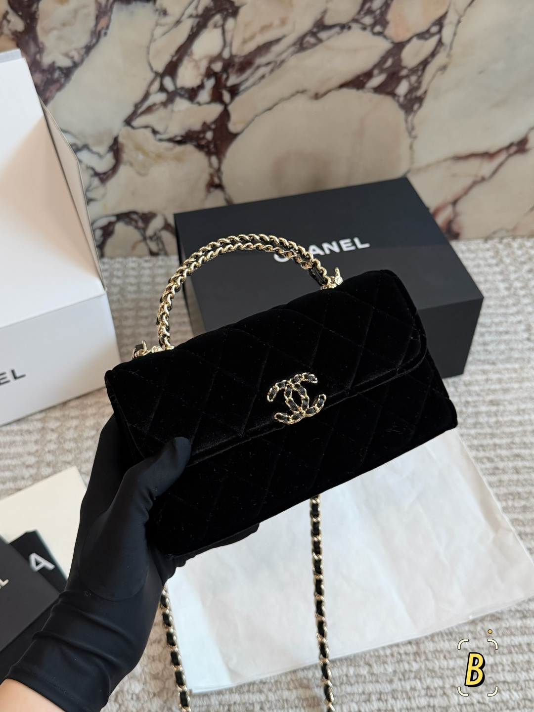  💰260包邮 配盒

size：19*10cm
小香家 23kelly手机包 
这个包型就是一整个爱住
小Kelly 香奶奶/精致可爱/
可以放手机
可以手拎可以斜挎
还是鱼子酱牛皮太完美了！