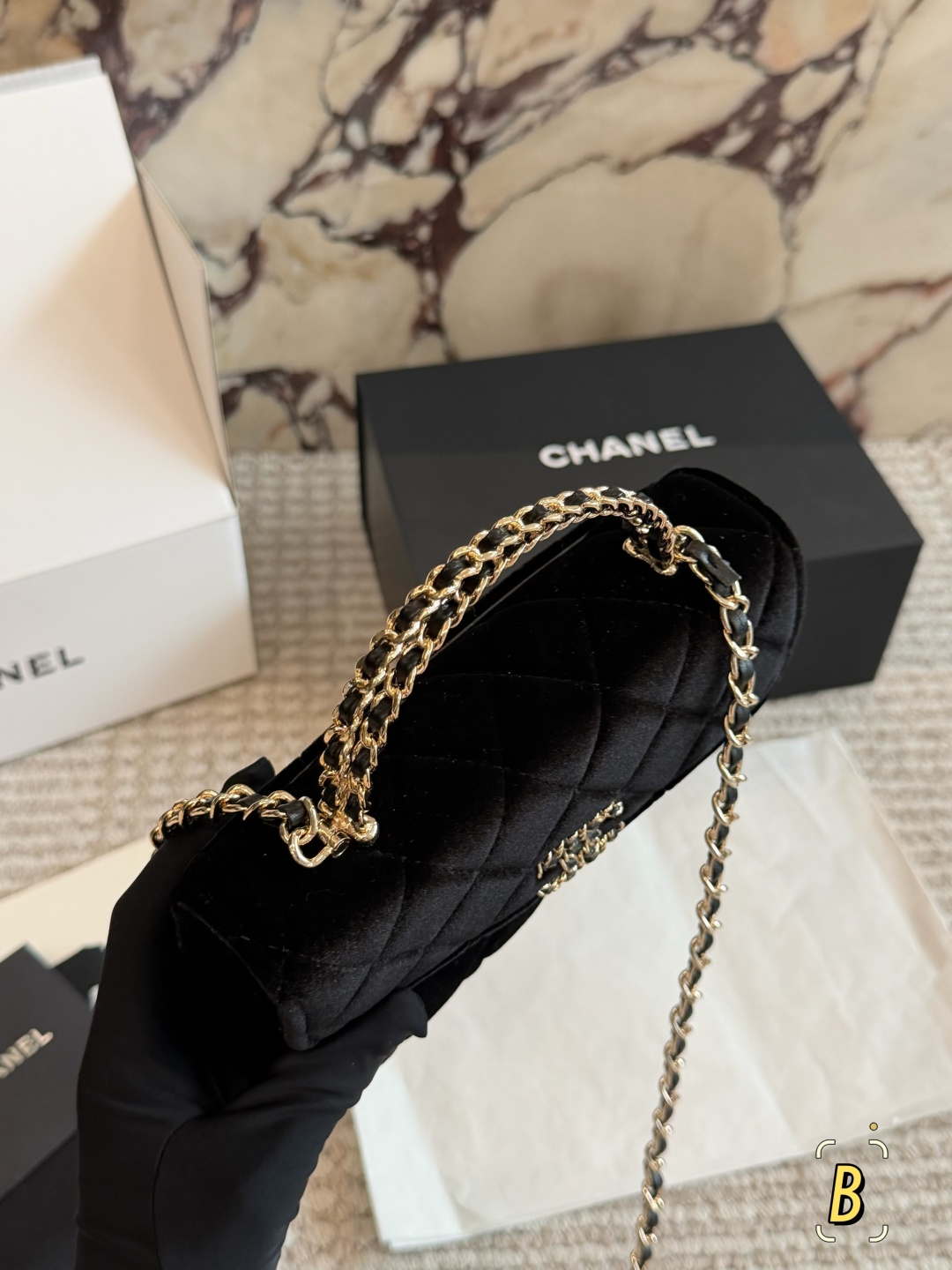  💰260包邮 配盒

size：19*10cm
小香家 23kelly手机包 
这个包型就是一整个爱住
小Kelly 香奶奶/精致可爱/
可以放手机
可以手拎可以斜挎
还是鱼子酱牛皮太完美了！