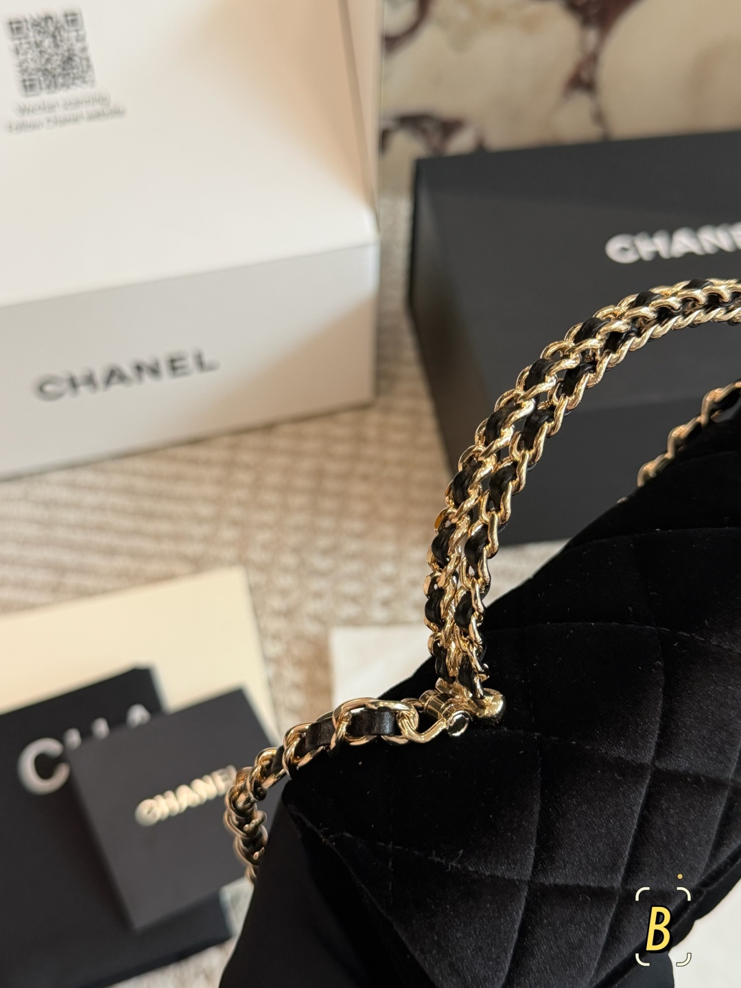  💰260包邮 配盒

size：19*10cm
小香家 23kelly手机包 
这个包型就是一整个爱住
小Kelly 香奶奶/精致可爱/
可以放手机
可以手拎可以斜挎
还是鱼子酱牛皮太完美了！