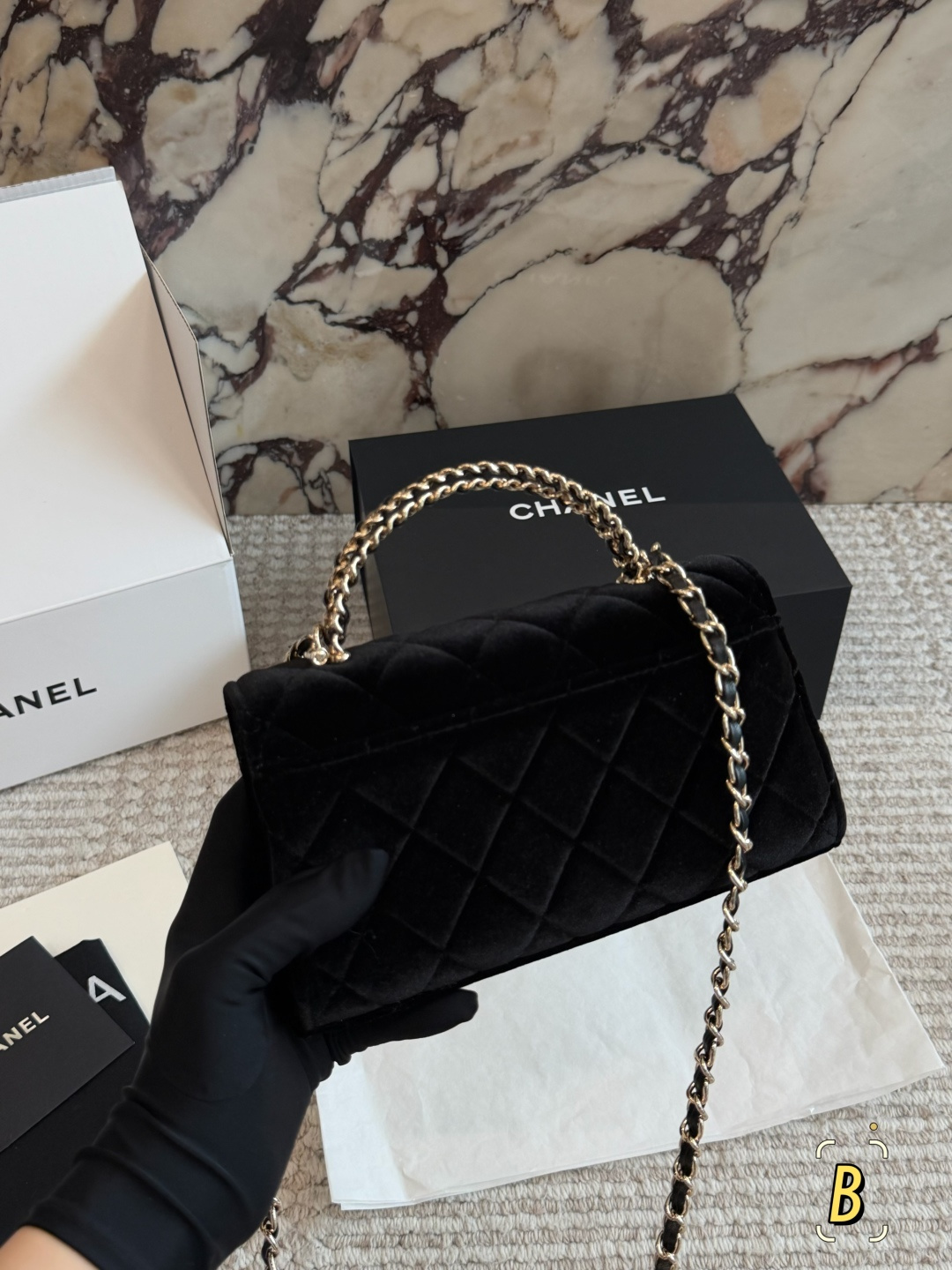  💰260包邮 配盒

size：19*10cm
小香家 23kelly手机包 
这个包型就是一整个爱住
小Kelly 香奶奶/精致可爱/
可以放手机
可以手拎可以斜挎
还是鱼子酱牛皮太完美了！