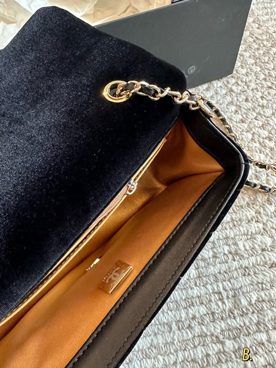 💰270包邮 全套包装⚠️尺寸20cm
香奈儿 CHANEL 丝绒钻球链条方胖子包
超级难寻的 chanel红丝绒钻球包
高贵的像一块浓郁的红丝绒蛋糕
独特的复古魅力
唤醒内心优雅～
富家小姐即视感！包身都是丝绒的
金球是罕见的闪钻球 还是双球 好可爱
这个不分四季都可以背 丝绒自带光环哈哈
