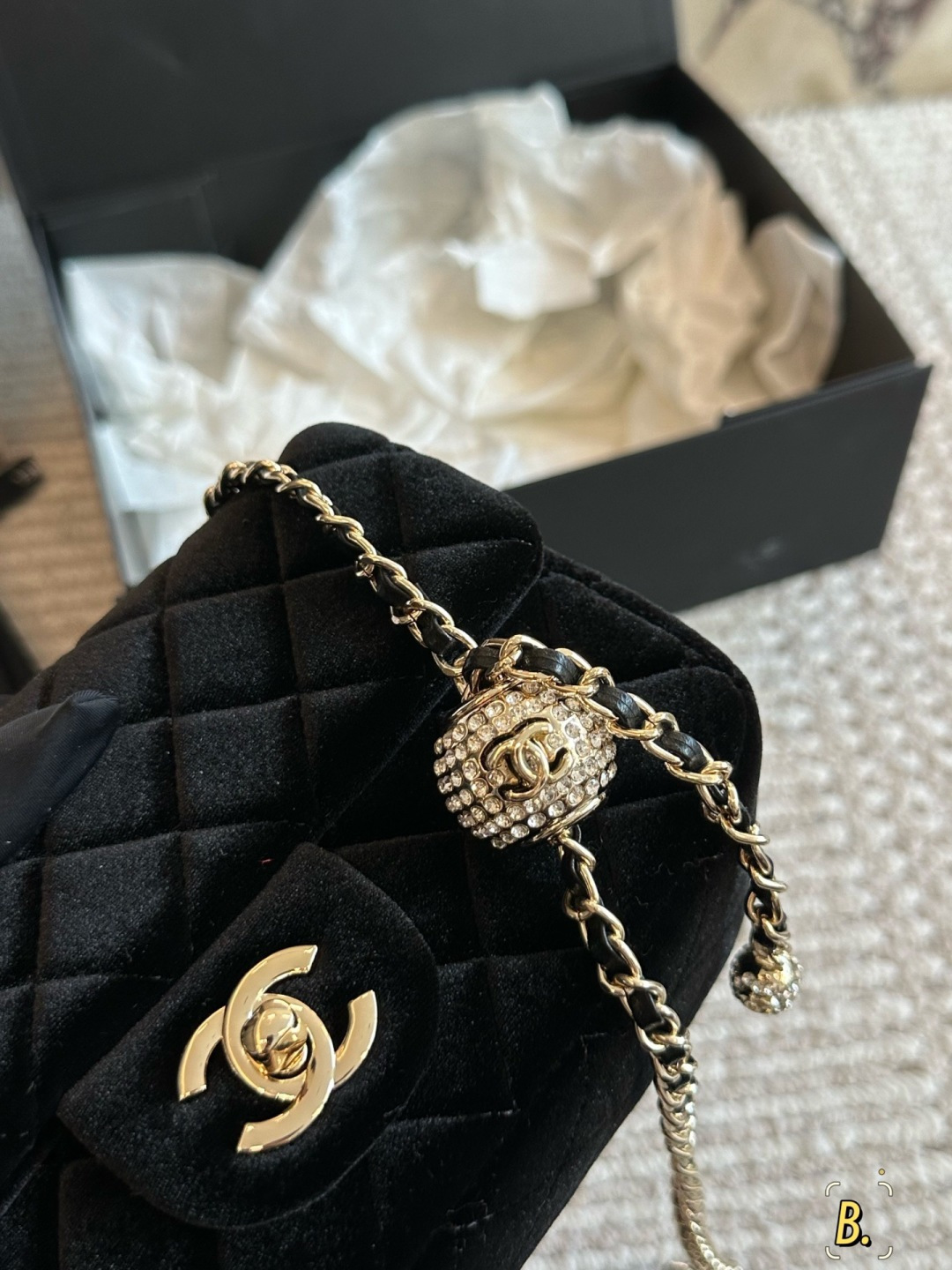 💰270包邮 全套包装⚠️尺寸20cm
香奈儿 CHANEL 丝绒钻球链条方胖子包
超级难寻的 chanel红丝绒钻球包
高贵的像一块浓郁的红丝绒蛋糕
独特的复古魅力
唤醒内心优雅～
富家小姐即视感！包身都是丝绒的
金球是罕见的闪钻球 还是双球 好可爱
这个不分四季都可以背 丝绒自带光环哈哈
