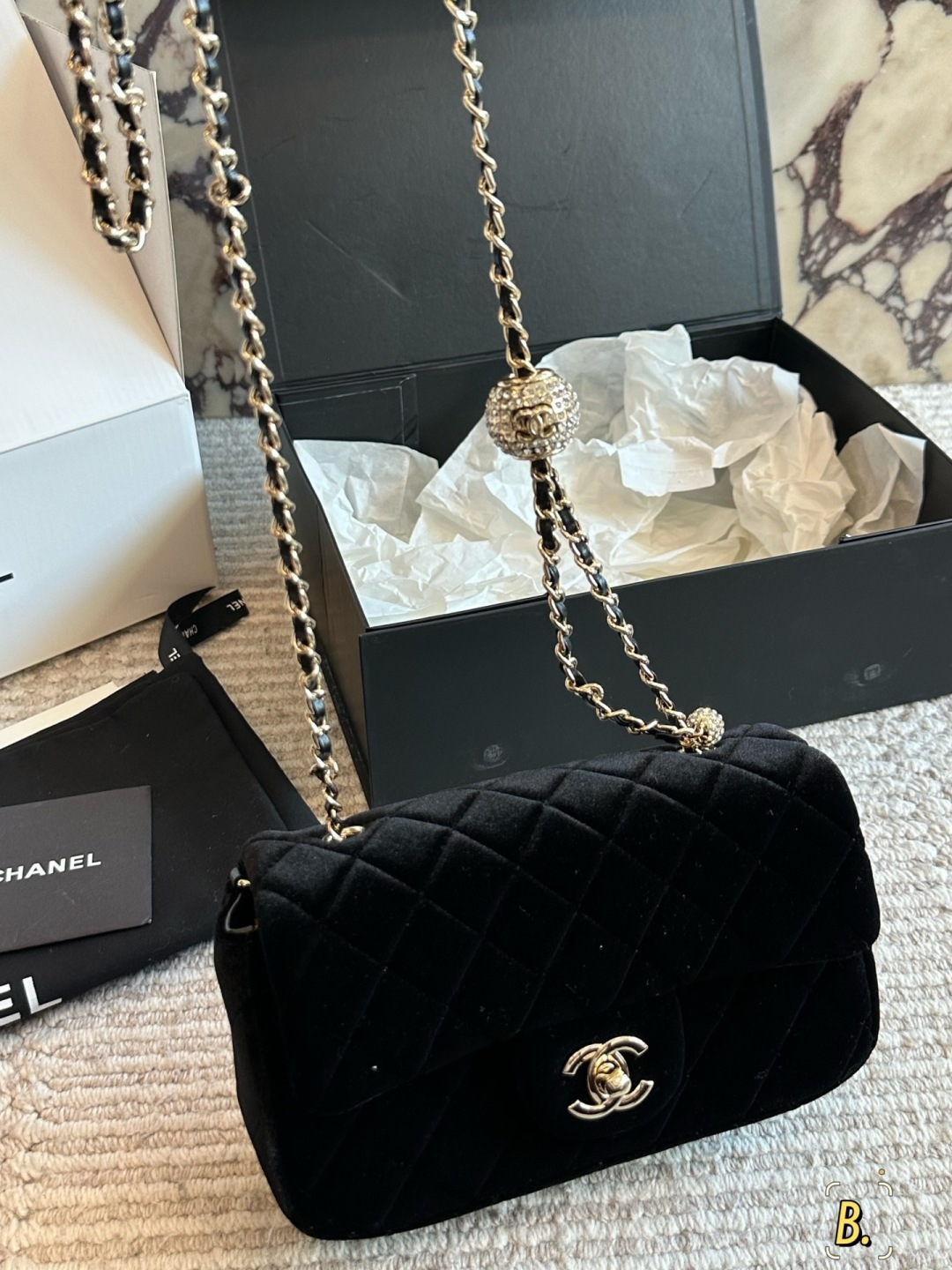 💰270包邮 全套包装⚠️尺寸20cm
香奈儿 CHANEL 丝绒钻球链条方胖子包
超级难寻的 chanel红丝绒钻球包
高贵的像一块浓郁的红丝绒蛋糕
独特的复古魅力
唤醒内心优雅～
富家小姐即视感！包身都是丝绒的
金球是罕见的闪钻球 还是双球 好可爱
这个不分四季都可以背 丝绒自带光环哈哈
