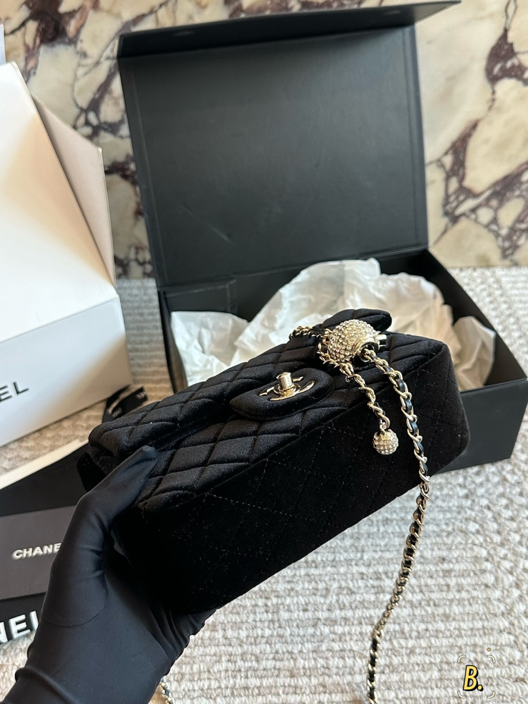 💰270包邮 全套包装⚠️尺寸20cm
香奈儿 CHANEL 丝绒钻球链条方胖子包
超级难寻的 chanel红丝绒钻球包
高贵的像一块浓郁的红丝绒蛋糕
独特的复古魅力
唤醒内心优雅～
富家小姐即视感！包身都是丝绒的
金球是罕见的闪钻球 还是双球 好可爱
这个不分四季都可以背 丝绒自带光环哈哈
