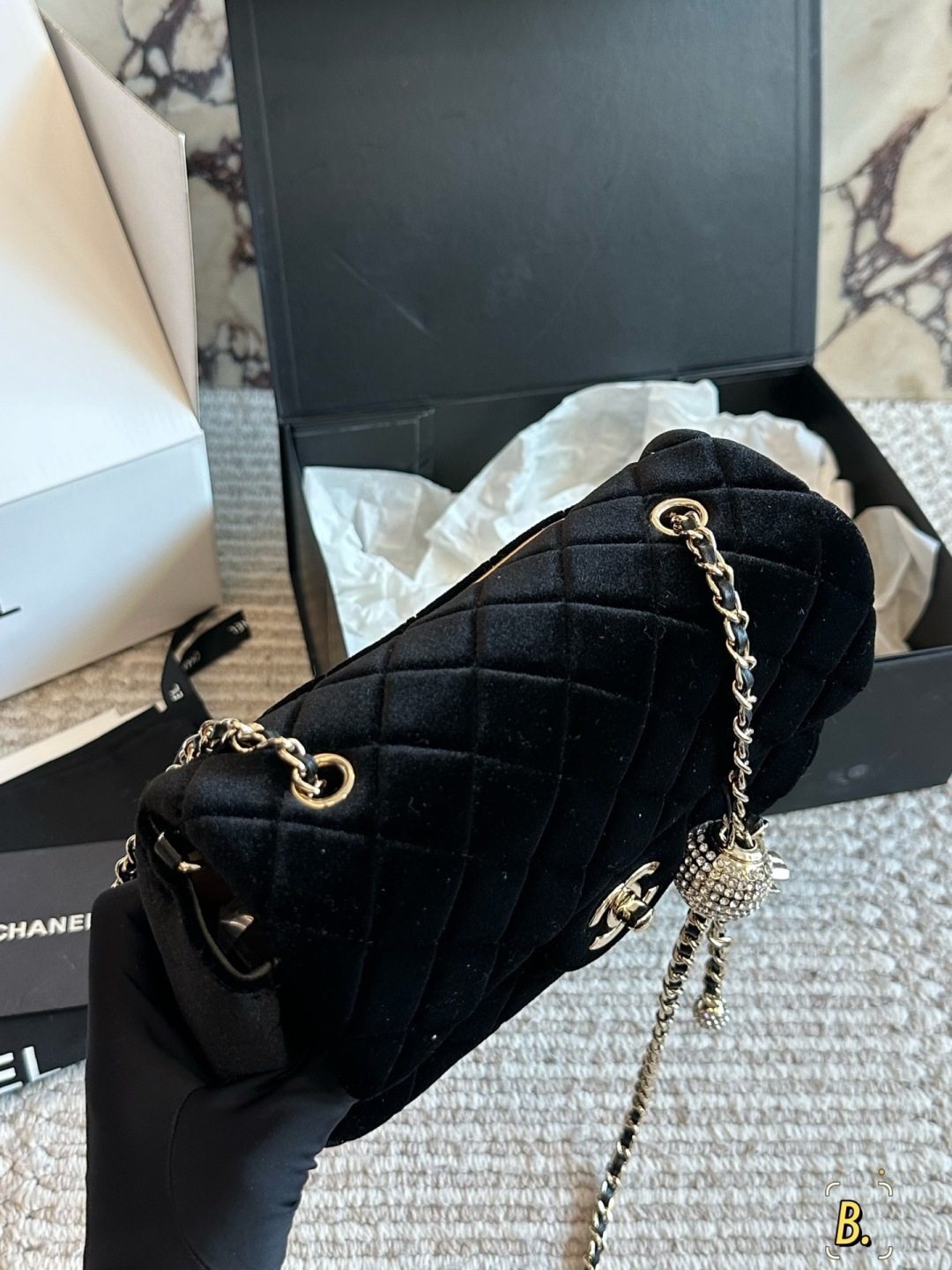 💰270包邮 全套包装⚠️尺寸20cm
香奈儿 CHANEL 丝绒钻球链条方胖子包
超级难寻的 chanel红丝绒钻球包
高贵的像一块浓郁的红丝绒蛋糕
独特的复古魅力
唤醒内心优雅～
富家小姐即视感！包身都是丝绒的
金球是罕见的闪钻球 还是双球 好可爱
这个不分四季都可以背 丝绒自带光环哈哈
