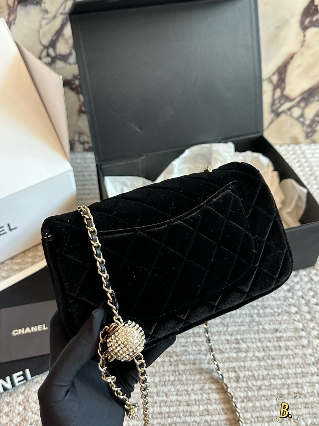 💰270包邮 全套包装⚠️尺寸20cm
香奈儿 CHANEL 丝绒钻球链条方胖子包
超级难寻的 chanel红丝绒钻球包
高贵的像一块浓郁的红丝绒蛋糕
独特的复古魅力
唤醒内心优雅～
富家小姐即视感！包身都是丝绒的
金球是罕见的闪钻球 还是双球 好可爱
这个不分四季都可以背 丝绒自带光环哈哈
