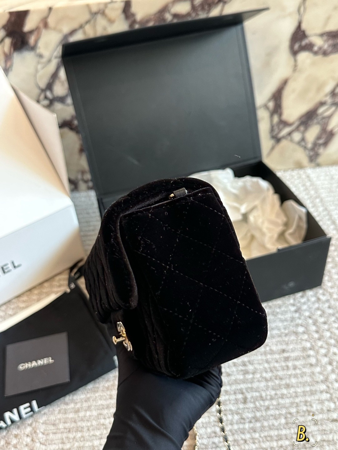 💰270包邮 全套包装⚠️尺寸20cm
香奈儿 CHANEL 丝绒钻球链条方胖子包
超级难寻的 chanel红丝绒钻球包
高贵的像一块浓郁的红丝绒蛋糕
独特的复古魅力
唤醒内心优雅～
富家小姐即视感！包身都是丝绒的
金球是罕见的闪钻球 还是双球 好可爱
这个不分四季都可以背 丝绒自带光环哈哈
