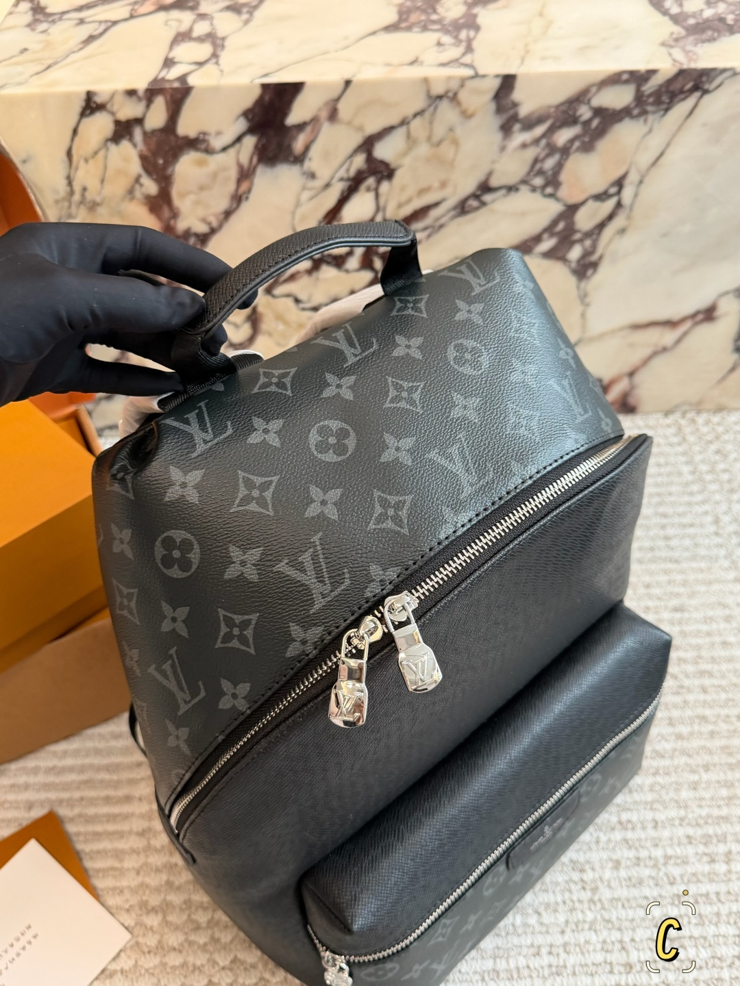 💰250包邮 复刻版

size：36*28cm 
L家 双肩包💼
超高清五金logo标志、
专用里内里 
直男必备款。
Lv最好看的黑色老花双肩包 
大小也刚刚好哦！ 