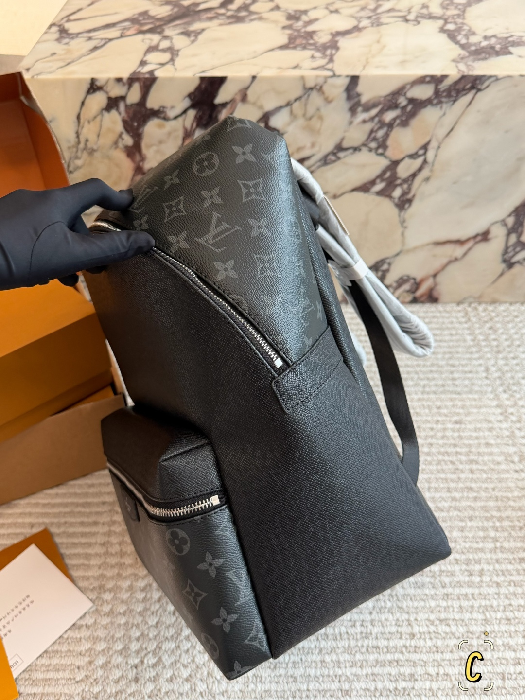 💰250包邮 复刻版

size：36*28cm 
L家 双肩包💼
超高清五金logo标志、
专用里内里 
直男必备款。
Lv最好看的黑色老花双肩包 
大小也刚刚好哦！ 