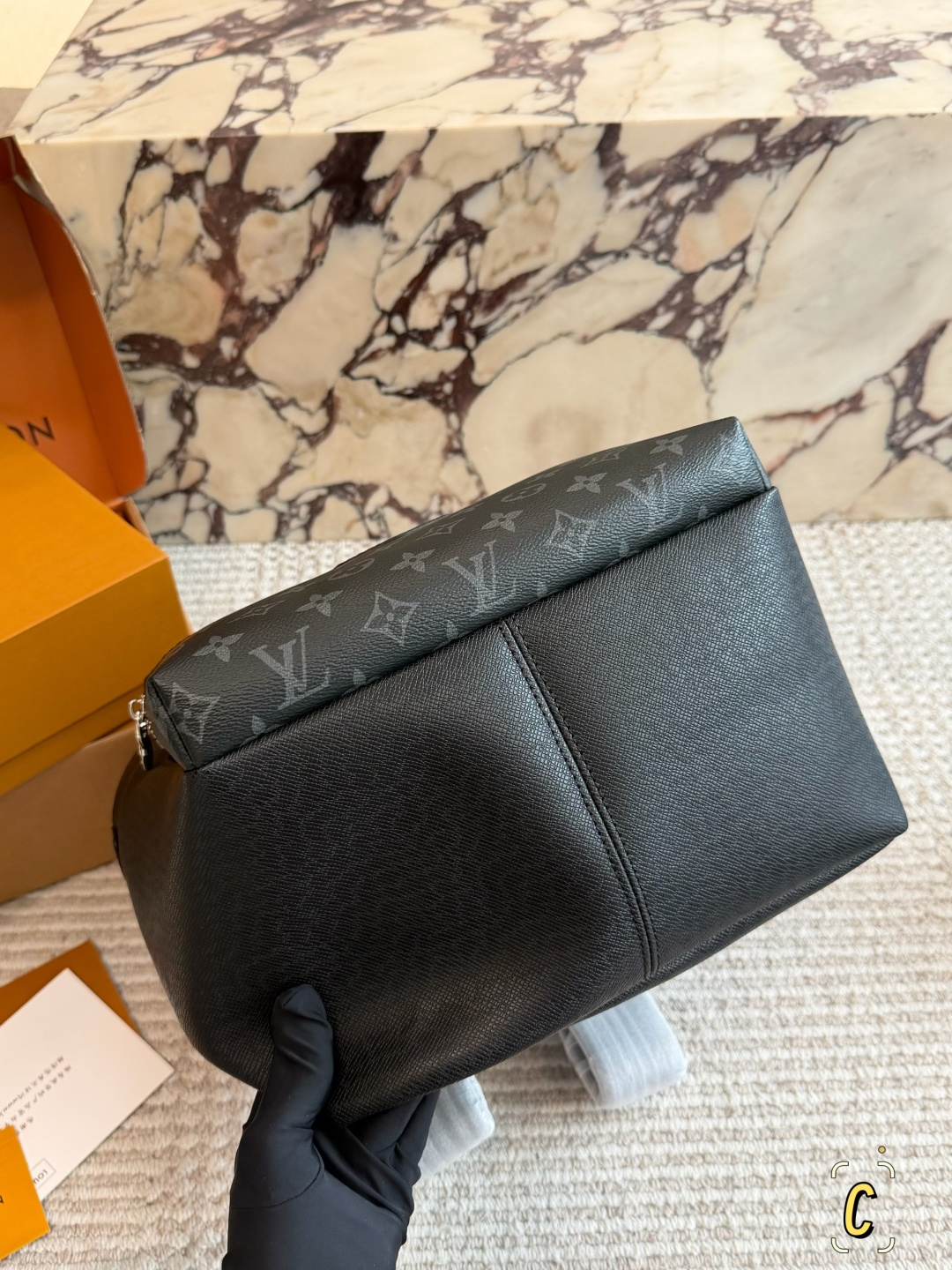 💰250包邮 复刻版

size：36*28cm 
L家 双肩包💼
超高清五金logo标志、
专用里内里 
直男必备款。
Lv最好看的黑色老花双肩包 
大小也刚刚好哦！ 