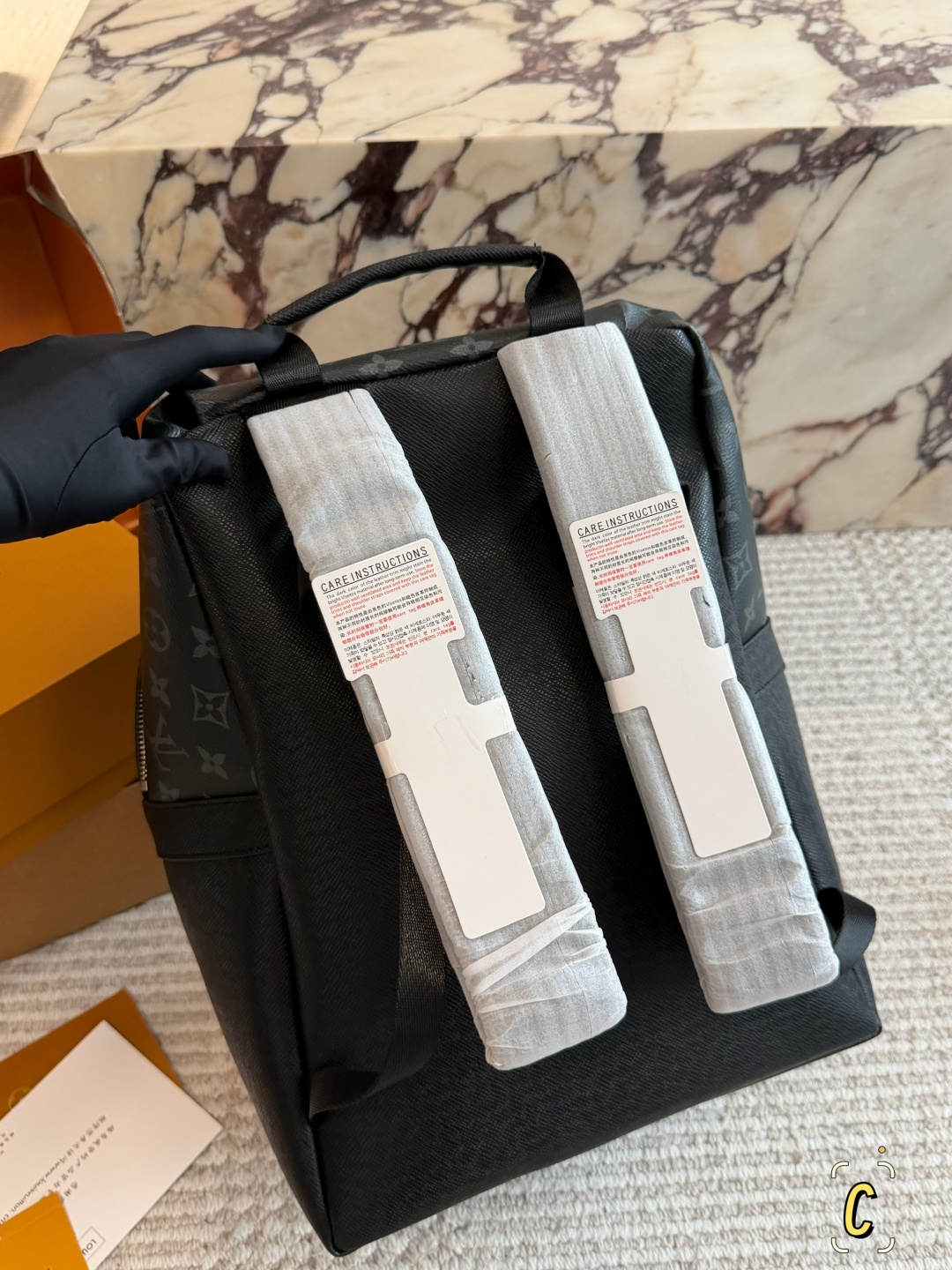 💰250包邮 复刻版

size：36*28cm 
L家 双肩包💼
超高清五金logo标志、
专用里内里 
直男必备款。
Lv最好看的黑色老花双肩包 
大小也刚刚好哦！ 