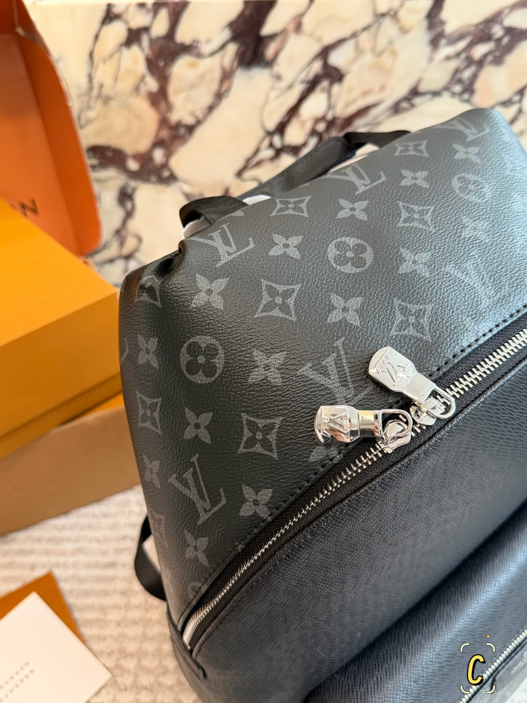 💰250包邮 复刻版

size：36*28cm 
L家 双肩包💼
超高清五金logo标志、
专用里内里 
直男必备款。
Lv最好看的黑色老花双肩包 
大小也刚刚好哦！ 