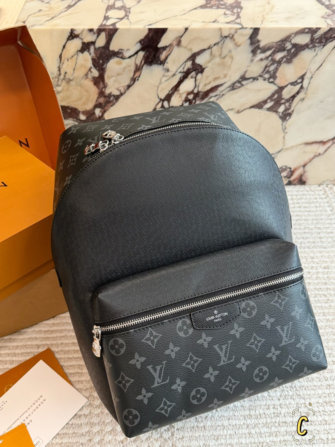 💰250包邮 复刻版

size：36*28cm 
L家 双肩包💼
超高清五金logo标志、
专用里内里 
直男必备款。
Lv最好看的黑色老花双肩包 
大小也刚刚好哦！ 