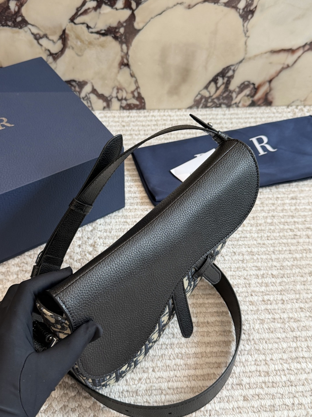 💰280包邮 配盒

size：26 20cm
D家 新款马鞍邮差
真的太好看了！
自重很轻！超级好看！
男女均🉑️！
搜索🔍Dior（迪奥）邮差包

