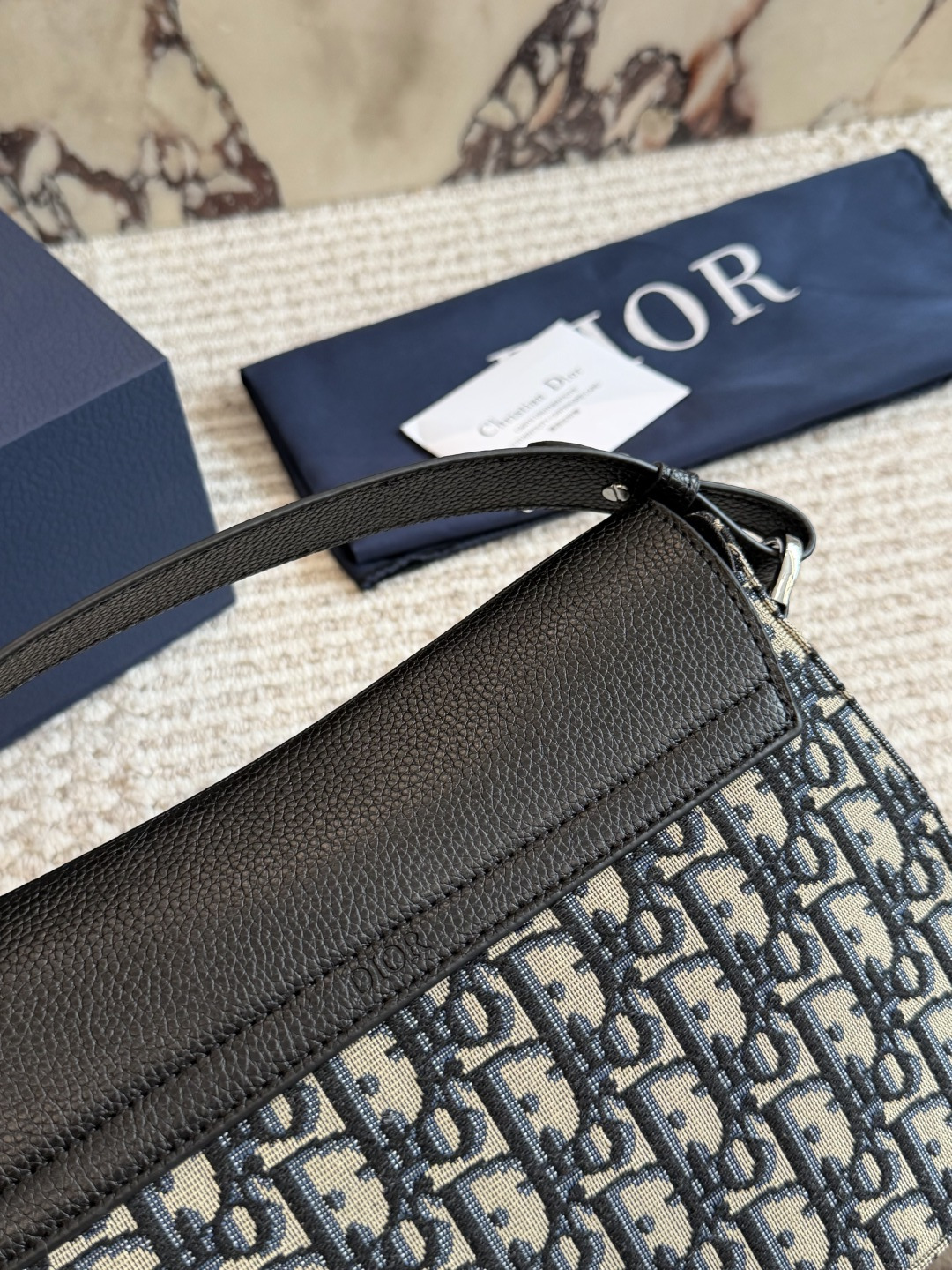 💰280包邮 配盒

size：26 20cm
D家 新款马鞍邮差
真的太好看了！
自重很轻！超级好看！
男女均🉑️！
搜索🔍Dior（迪奥）邮差包

