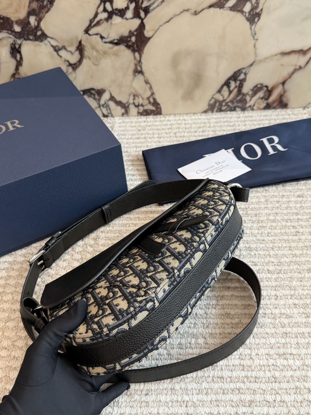 💰280包邮 配盒

size：26 20cm
D家 新款马鞍邮差
真的太好看了！
自重很轻！超级好看！
男女均🉑️！
搜索🔍Dior（迪奥）邮差包

