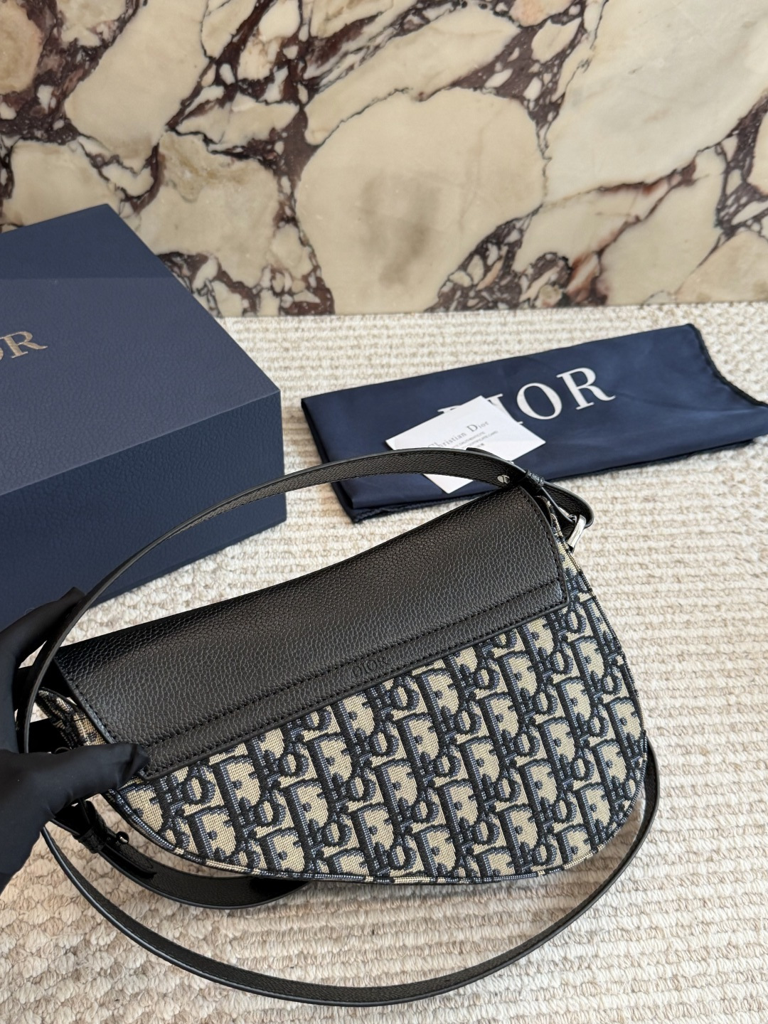 💰280包邮 配盒

size：26 20cm
D家 新款马鞍邮差
真的太好看了！
自重很轻！超级好看！
男女均🉑️！
搜索🔍Dior（迪奥）邮差包

