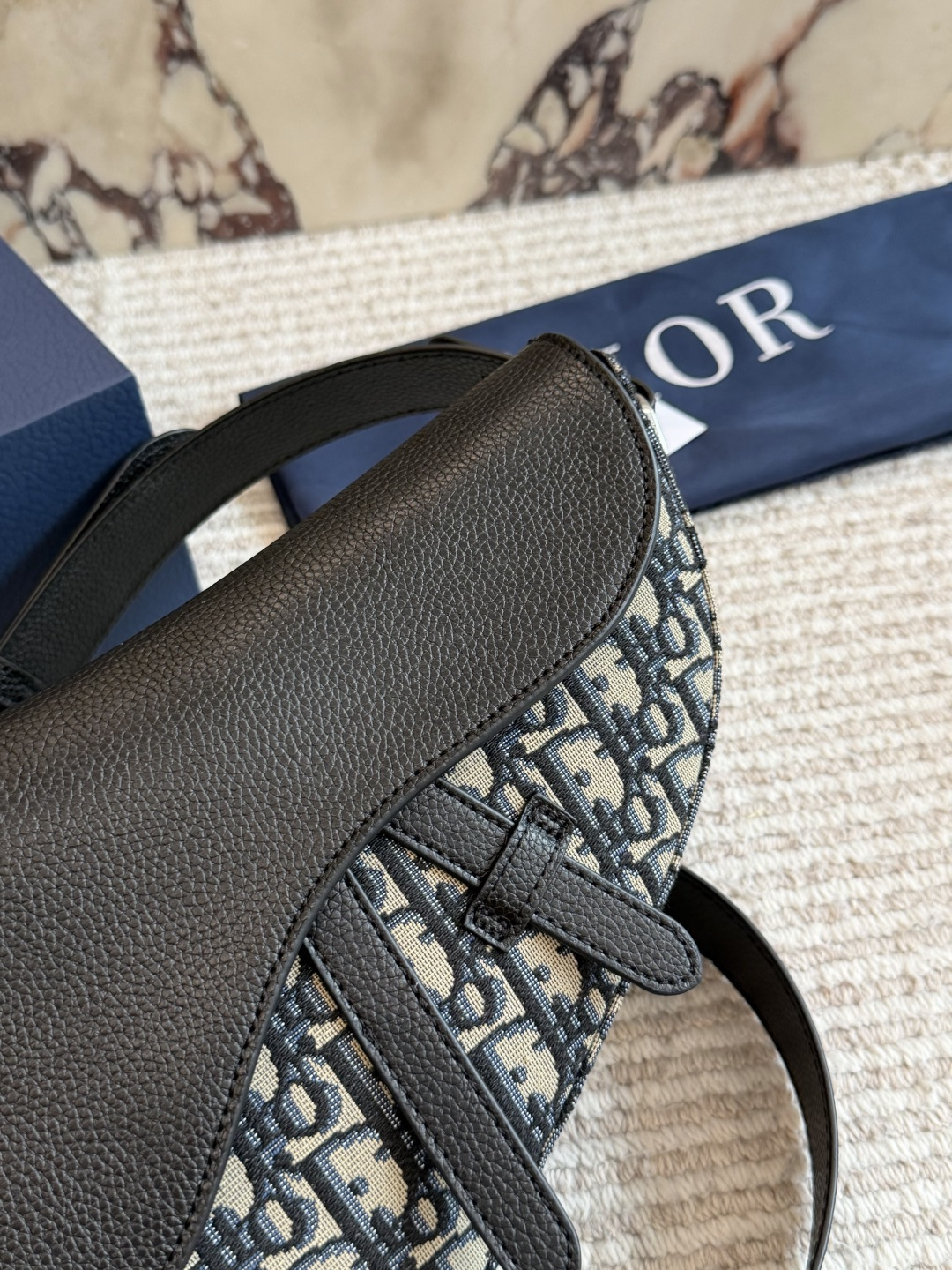 💰280包邮 配盒

size：26 20cm
D家 新款马鞍邮差
真的太好看了！
自重很轻！超级好看！
男女均🉑️！
搜索🔍Dior（迪奥）邮差包

