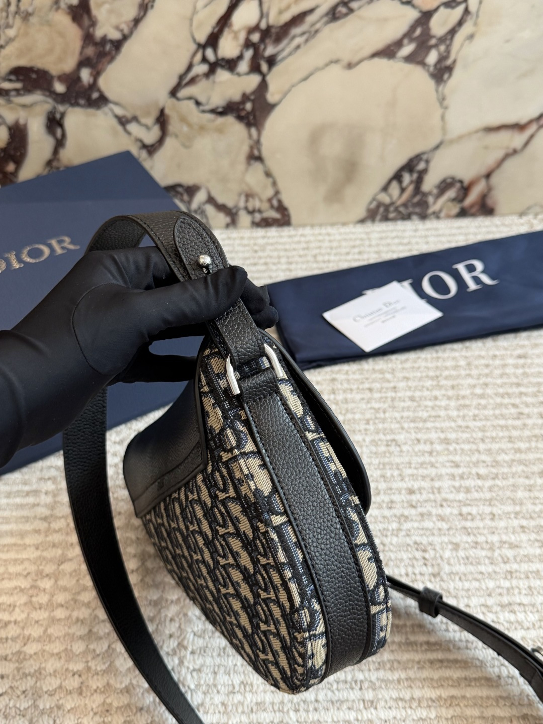 💰280包邮 配盒

size：26 20cm
D家 新款马鞍邮差
真的太好看了！
自重很轻！超级好看！
男女均🉑️！
搜索🔍Dior（迪奥）邮差包

