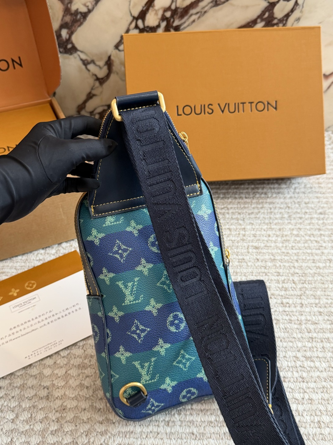 
💰270包邮 无盒 复刻版 

size：31 20cm
L家 男士胸包
一款背起来超舒服的它
超级百搭！
很实用的款式！



