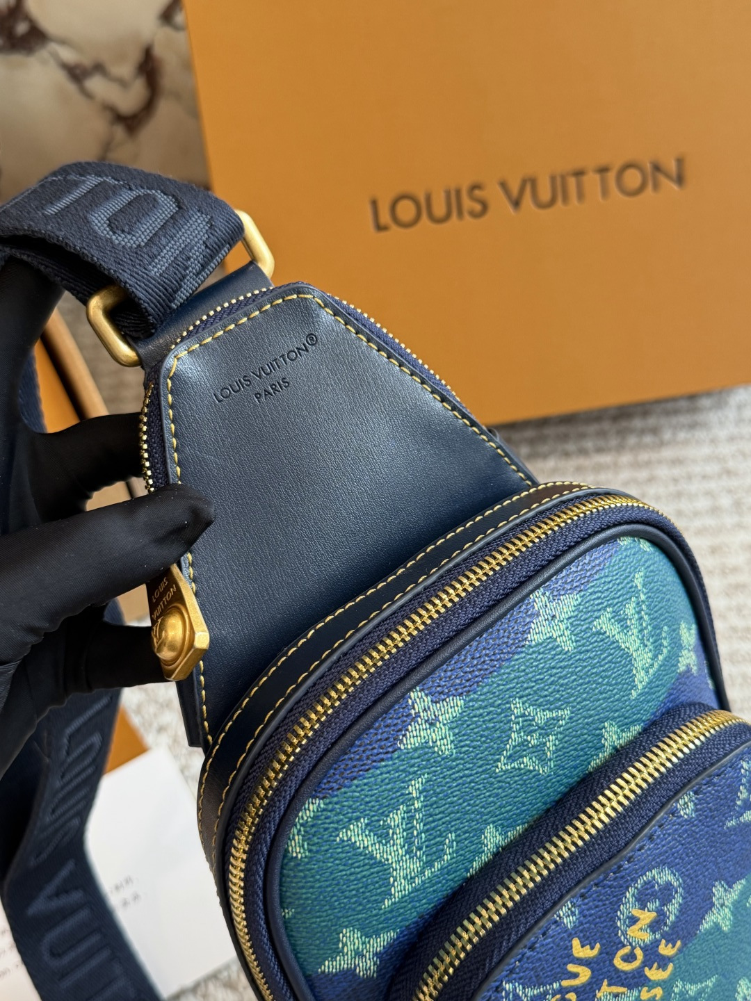 
💰270包邮 无盒 复刻版 

size：31 20cm
L家 男士胸包
一款背起来超舒服的它
超级百搭！
很实用的款式！



