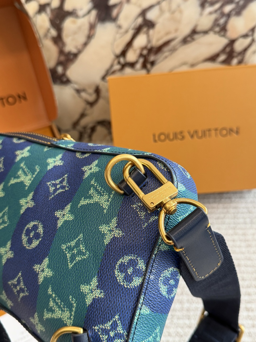 
💰270包邮 无盒 复刻版 

size：31 20cm
L家 男士胸包
一款背起来超舒服的它
超级百搭！
很实用的款式！



