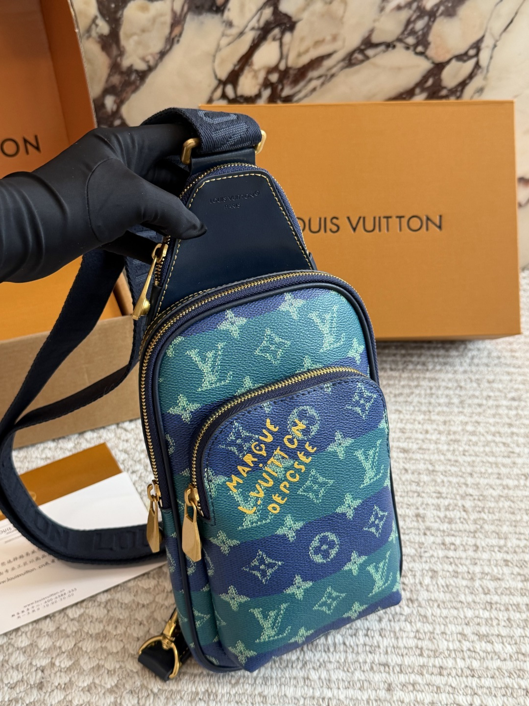 
💰270包邮 无盒 复刻版 

size：31 20cm
L家 男士胸包
一款背起来超舒服的它
超级百搭！
很实用的款式！



