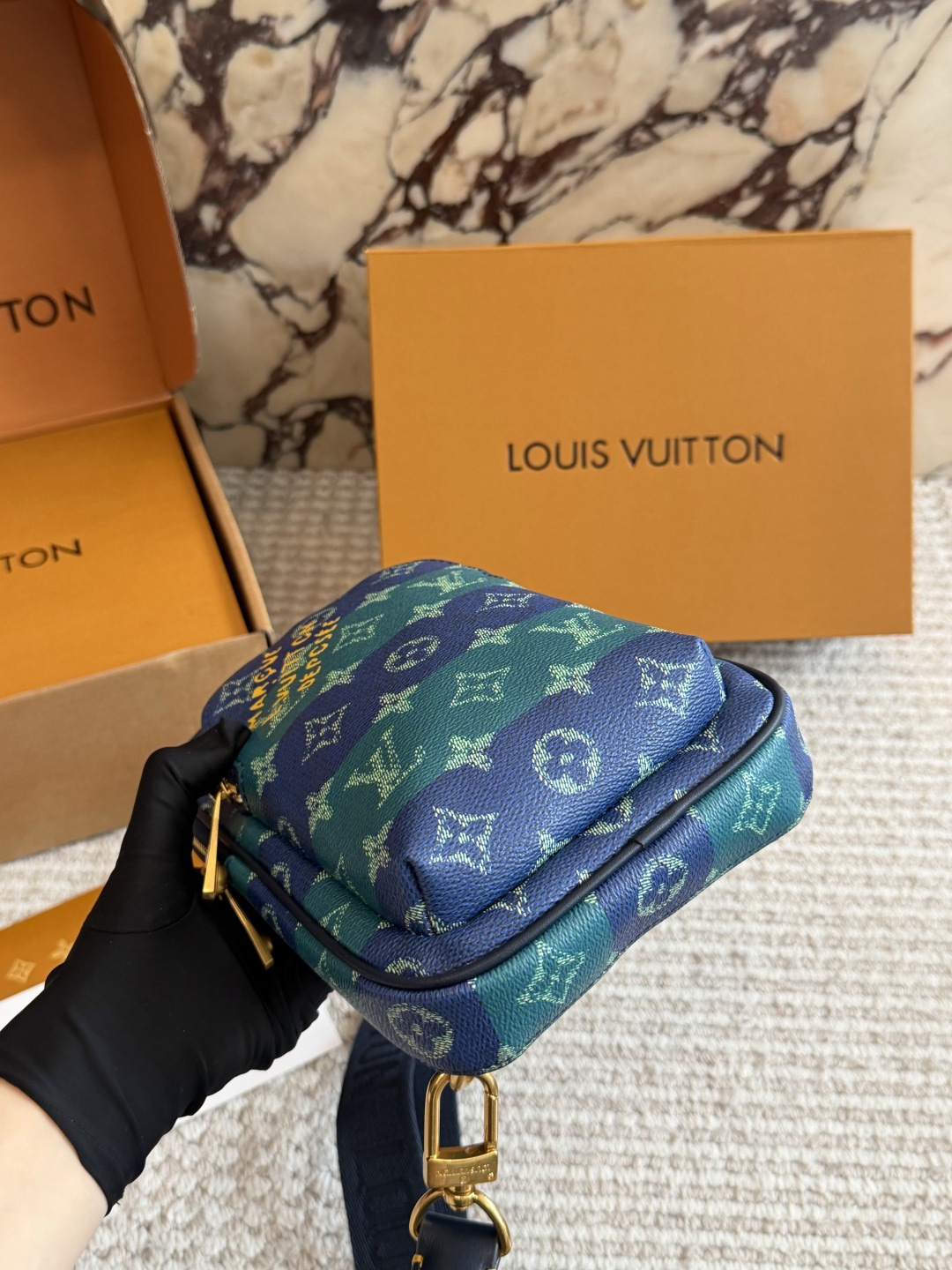 
💰270包邮 无盒 复刻版 

size：31 20cm
L家 男士胸包
一款背起来超舒服的它
超级百搭！
很实用的款式！



