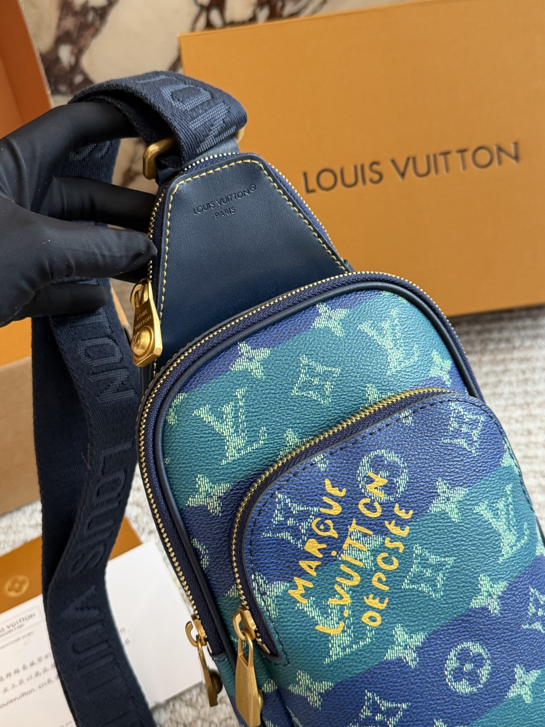 
💰270包邮 无盒 复刻版 

size：31 20cm
L家 男士胸包
一款背起来超舒服的它
超级百搭！
很实用的款式！



