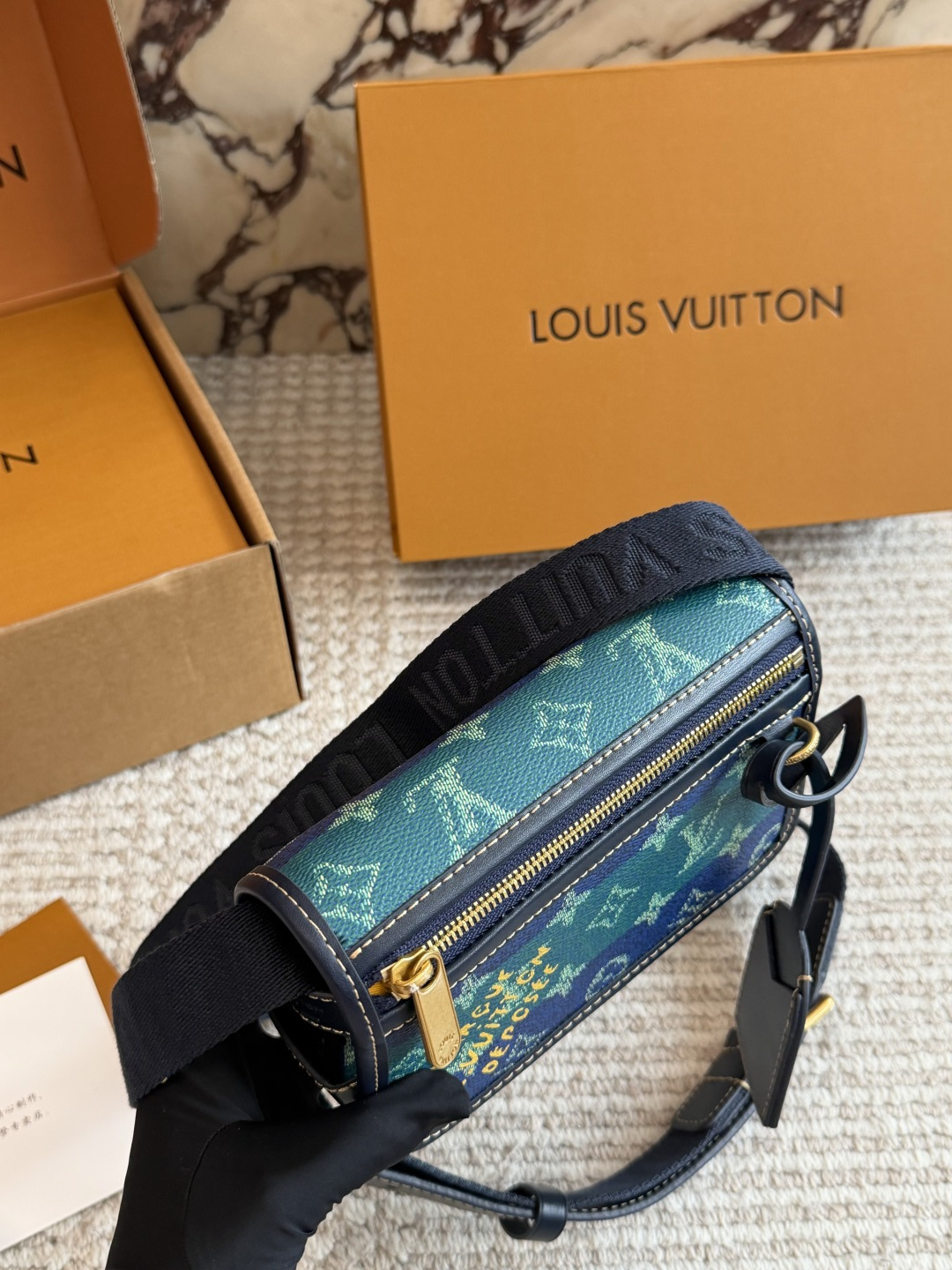 💰270包邮 配盒🎁🎁🎁

size：19 12cm
L家 相机包📷
百搭黑色入手了个男包
性价比真的很高
送男朋友的小姐姐们可以安排了
搜索🔍 lv

