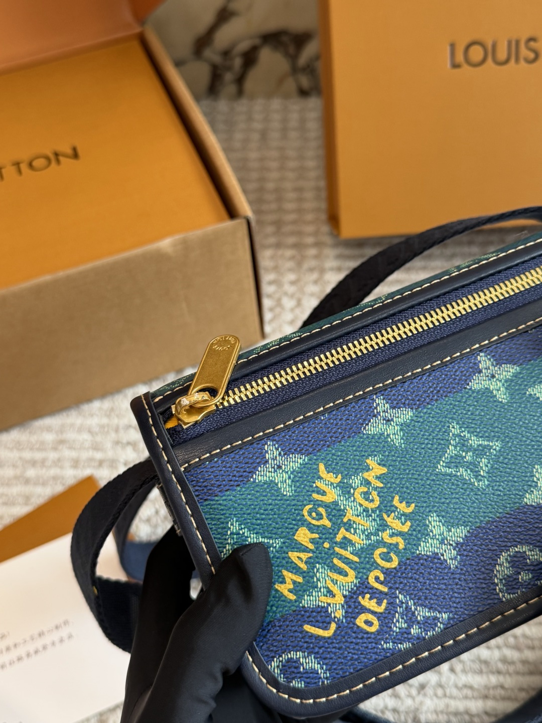 💰270包邮 配盒🎁🎁🎁

size：19 12cm
L家 相机包📷
百搭黑色入手了个男包
性价比真的很高
送男朋友的小姐姐们可以安排了
搜索🔍 lv

