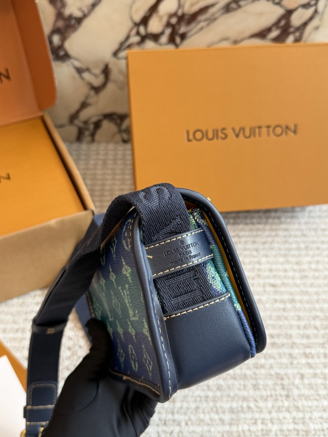 💰270包邮 配盒🎁🎁🎁

size：19 12cm
L家 相机包📷
百搭黑色入手了个男包
性价比真的很高
送男朋友的小姐姐们可以安排了
搜索🔍 lv

